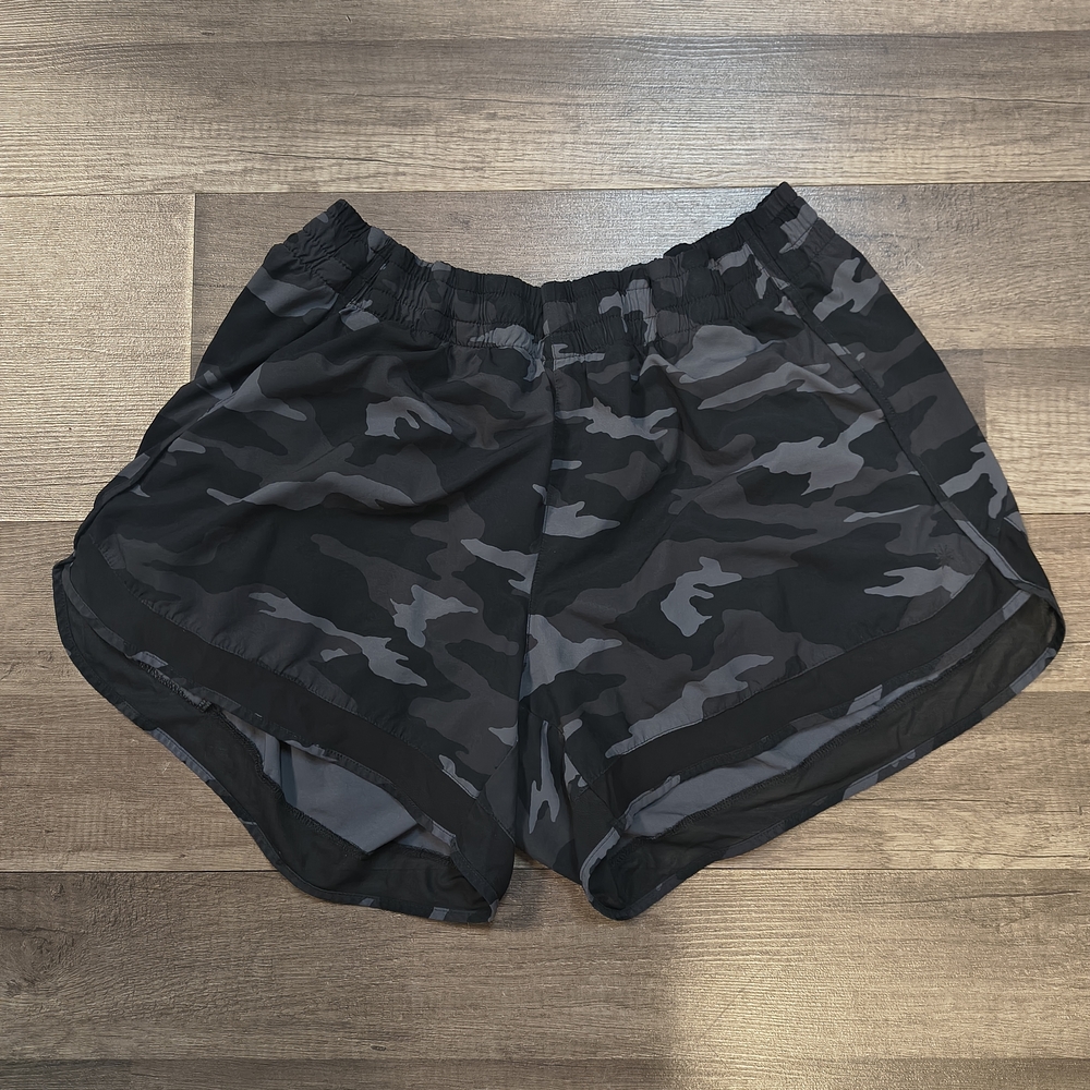 Athleta Camo Grey Shorts Size X-Large - Picture 2 of 2